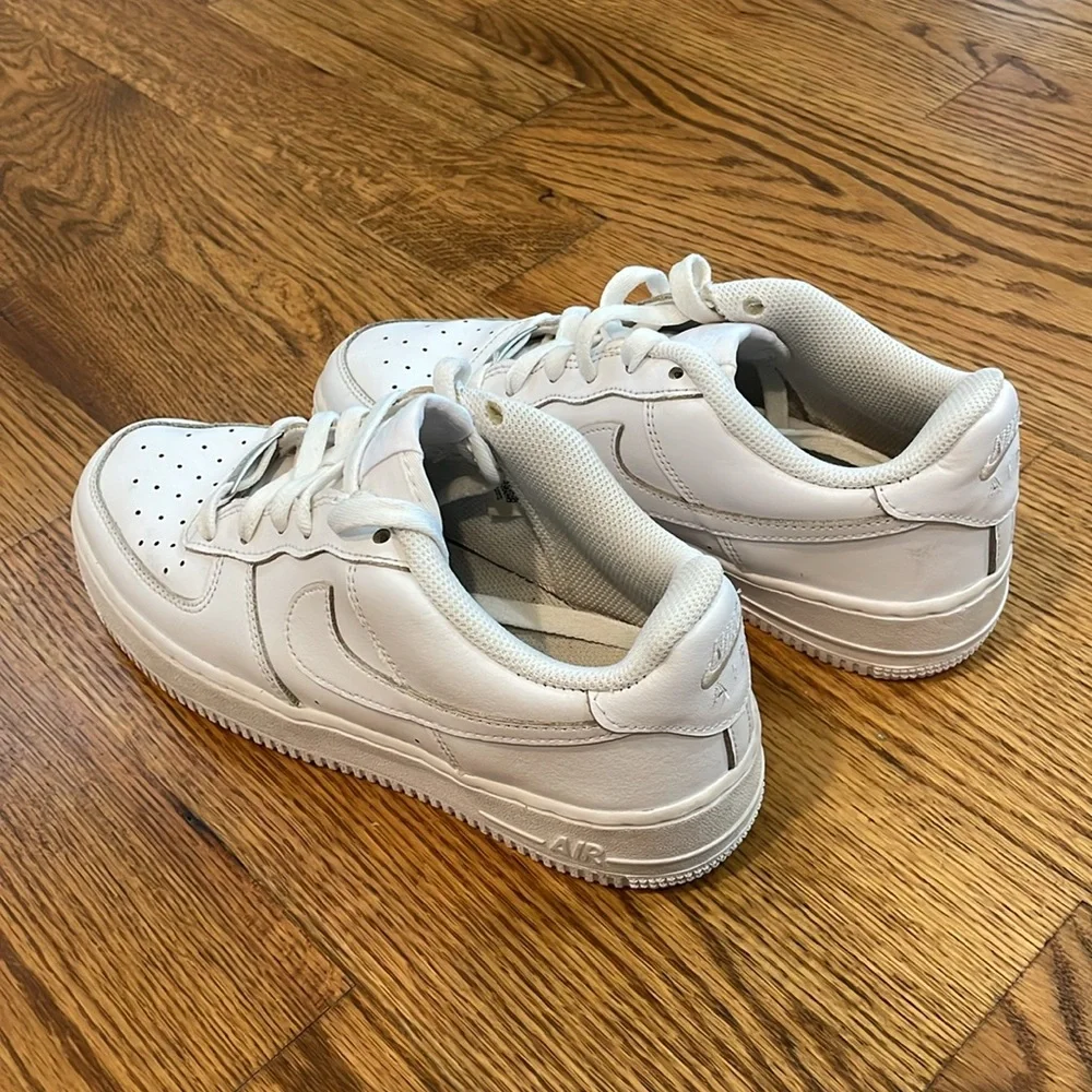 Nike Air Force 1 LE Sneakers/Tennis Shoes. Size 6Y. Excellent Condition.